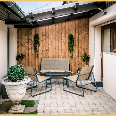 La Petite Maison De La I Holiday home *